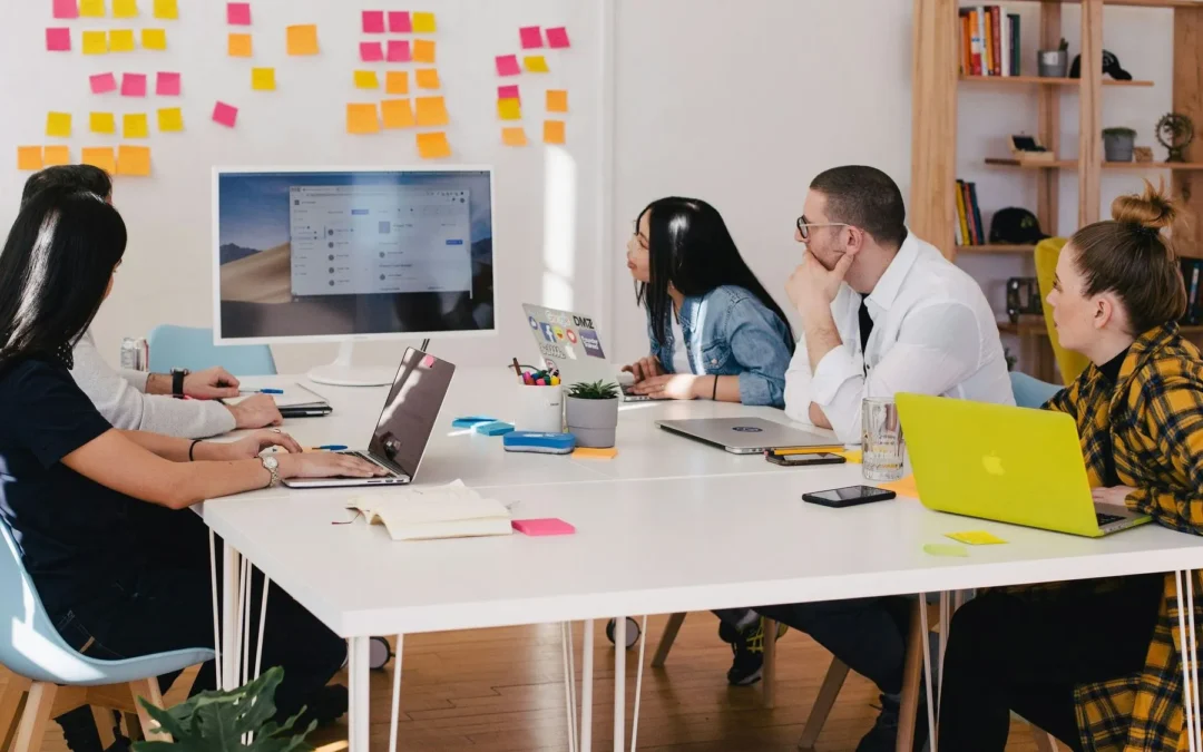 Empresas priorizam redes sociais e visibilidade de marca na comunicação corporativa